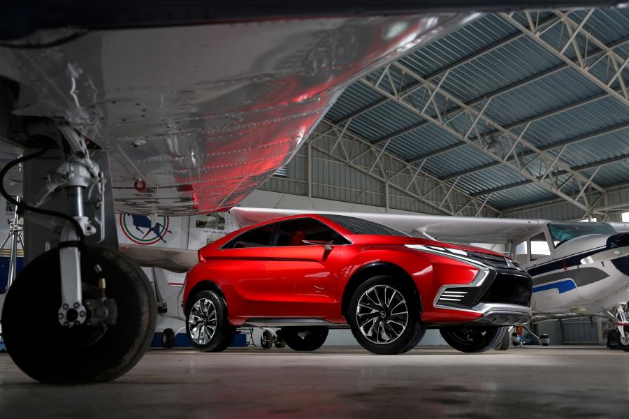  Mitsubishi Concept XR-PHEV II 2015 года  (фото 10 из 21)